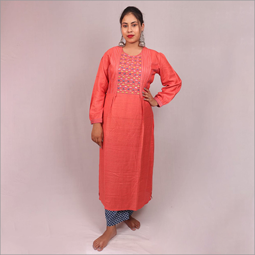 हाथ के काम के साथ कैज़ुअल लेडीज़ सिल्क कुर्ती