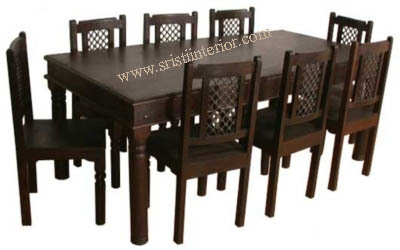 लकड़ी की डाइनिंग टेबल