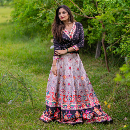 इंडियन लेडीज़ डिजिटल प्रिंट बंधनी पटोला स्टाइल सैटिन सिल्क लहंगा चोली