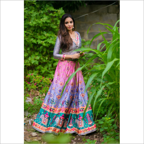 इंडियन लेडीज़ डिजिटल प्रिंट बंधनी पटोला स्टाइल सिल्क लहंगा चोली