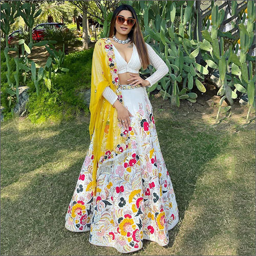 महिलाओं का भारी कढ़ाई वाला वर्क लहंगा चोली