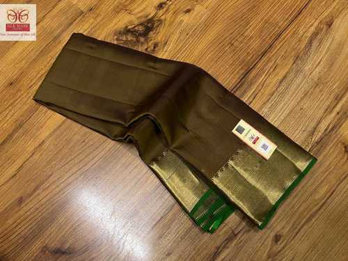 टिश्यूज़ बॉर्डर के साथ हरा शुद्ध कांचीपुरम सॉफ्ट सिल्क