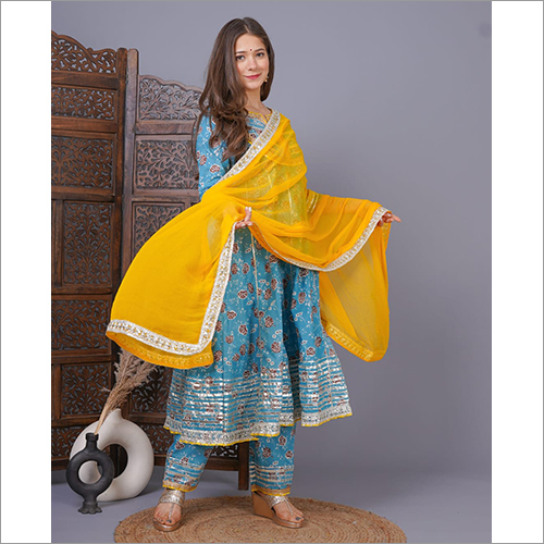 विभिन्न रंगों में उपलब्ध महिलाओं के कॉटन कुर्ती