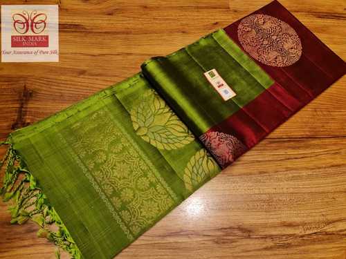 हरे रंग के प्योर सिल्क हैंडलूम के साथ मैरॉन अवराता बुटा