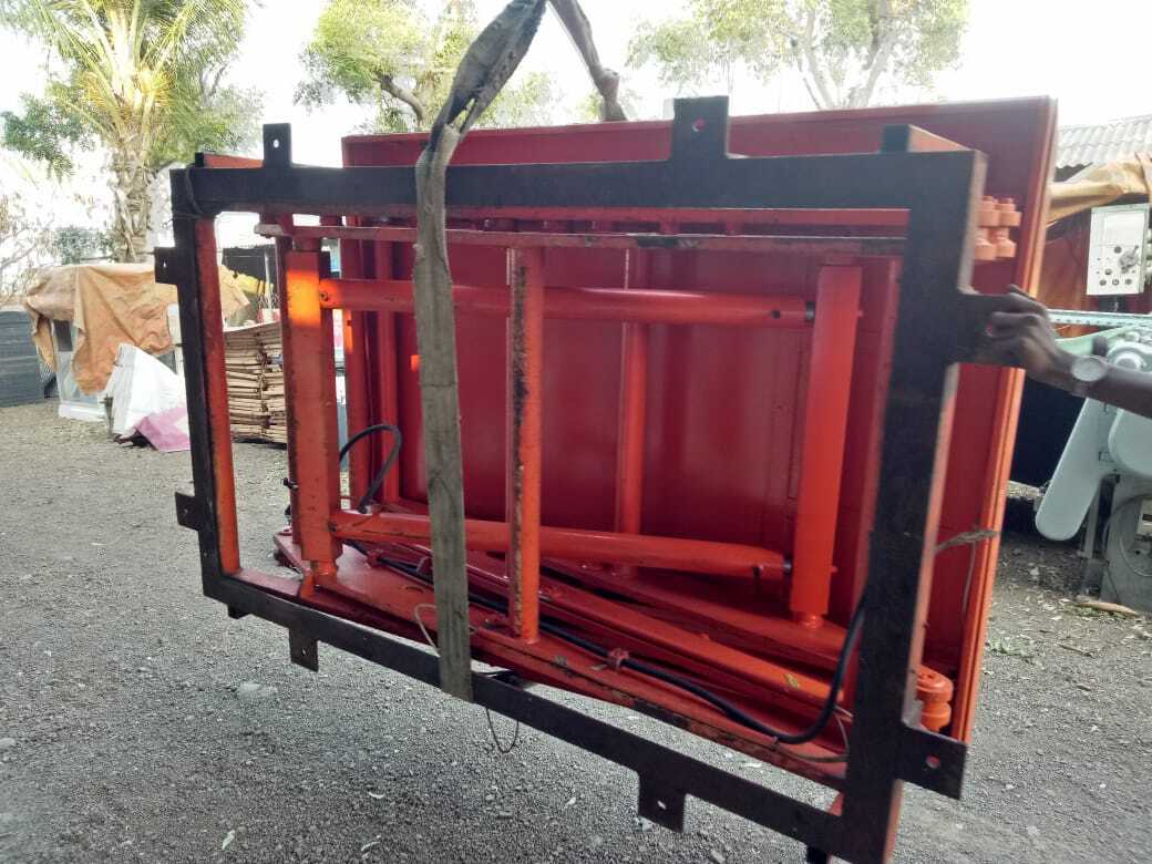 Scissor Lifter - Color: Red