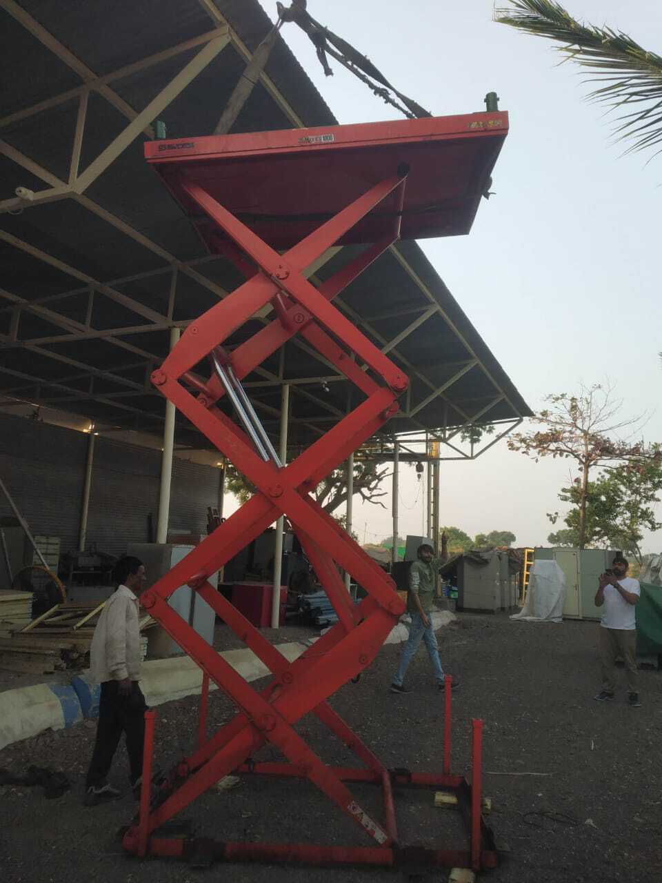 Scissor Lifter - Color: Red