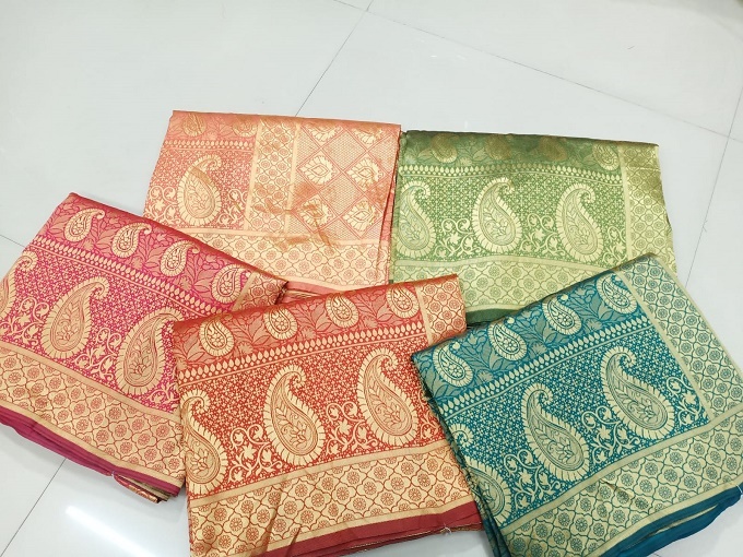 Lichi Silk Saree With Pallu