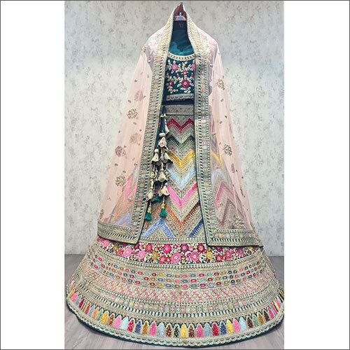 एम्ब्रॉयडरी वेलवेट ब्राइडल लहंगा