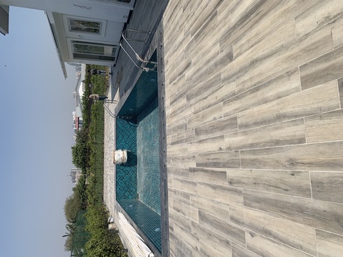 स्विमिंग पूल डेक