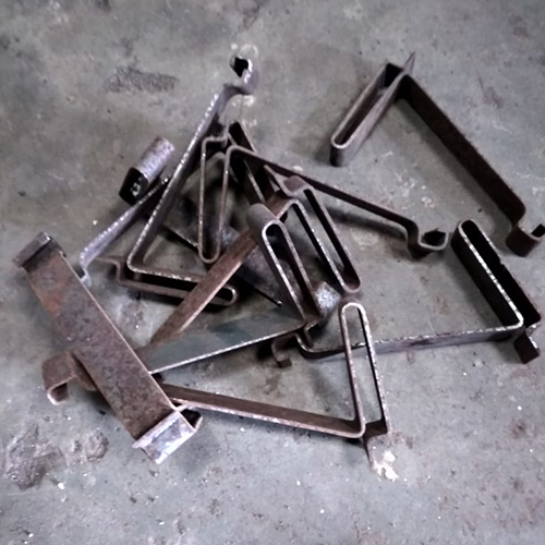 Industrial Shackle - Steel, Varied Height 5-10 cm, Unfinished Metal, Rectangular Shape with Hooks, Heavy-Duty Capacity, Rusty Surface Treatment