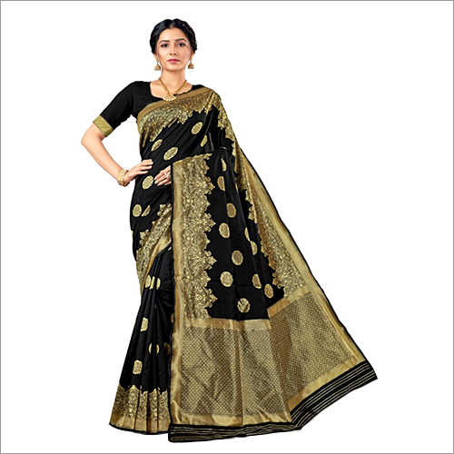 महिलाओं की काली मोहक बनारसी साड़ी