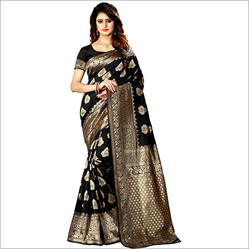 महिलाओं की काली काजुकतरी बनारसी साड़ी