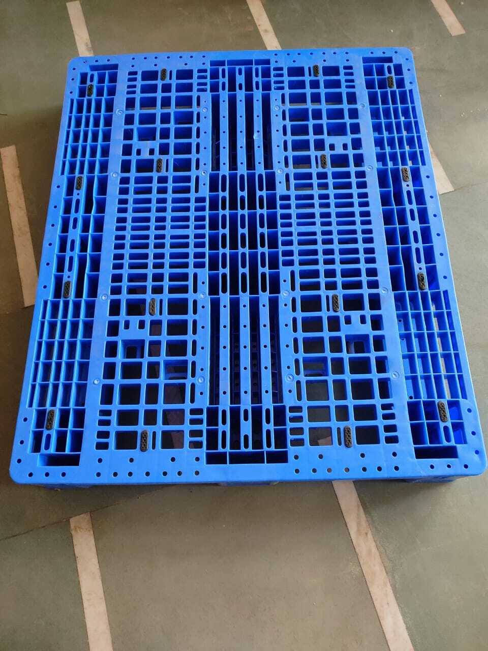 Industrial Plastic Pallets - Plastic Material, Handlift 1-way Design | Durable Structure, Quality Assured For Heavy-duty Industrial Use