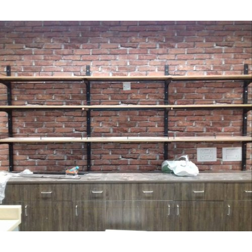 ब्रैकेट के साथ लोहे की लकड़ी की अलमारियां