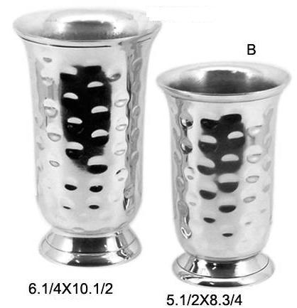 धातु के फूलदान और सजावटी आइटम