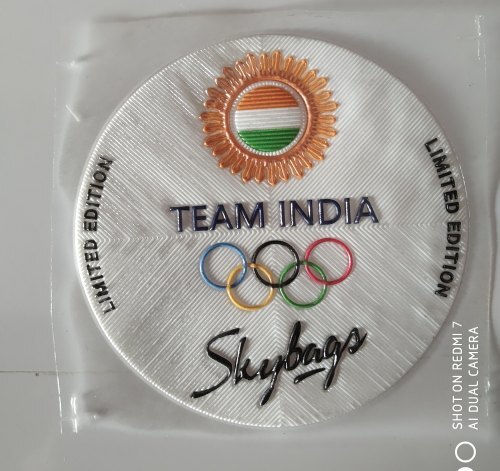 मल्टीकलर 3D एम्ब्रॉयडरी वाले लेबल