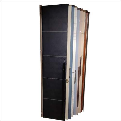लेदर क्लैडेड वॉर्डरोब शटर्स