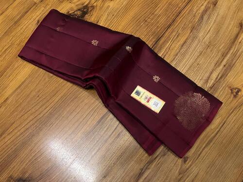 डार्क पर्पल (बैंगनी) रंग की सॉफ्ट सिल्क बुद्ध साड़ी