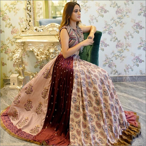 महिलाओं का डस्की रोज़ लहंगा