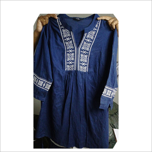 भारतीय महिलाओं का नीला कुर्ता
