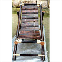 काली बांस की बेंत की कुर्सियाँ