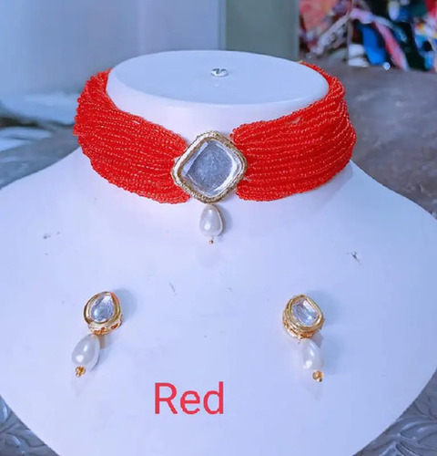 कुंदन इयररिंग्स के साथ लाल सुंदर कुंदन चीड चोकर सेट