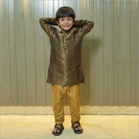 लड़कों का काला और गोल्ड ब्रोकेड कुर्ता पजामा सेट आयु समूह: 1-12 वर्ष