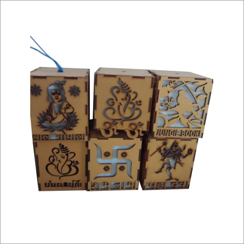 भूरे रंग का सजावटी लकड़ी का दीपक