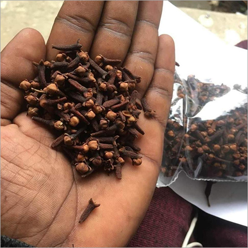 सूखे भूरे रंग के लौंग