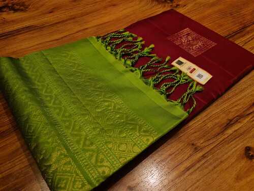 हरे रंग के साथ मैरून प्योर कांजीवरम सिल्क मीनू वर्क बुद्ध