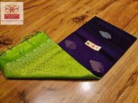 पर्पल (बैंगनी) ग्रीन लाइट वेट हैंडलूम सॉफ्ट सिल्क साड़ी के साथ