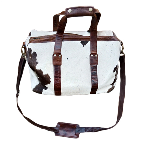 सफेद और भूरे रंग का काउहाइड डफ़ल लगेज बैग