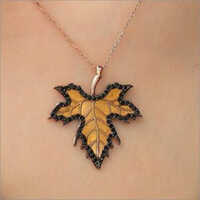 डिज़ाइनर पेंडेंट लिंग: महिलाएं