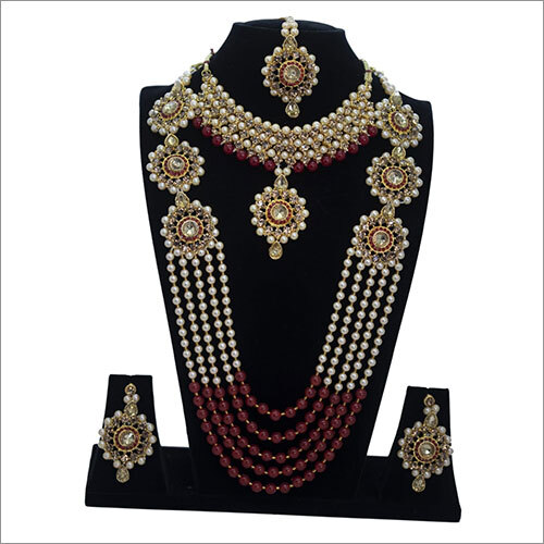 गोल्डन और मैरून ट्विंकलिंग ग्लिटरिंग व्हाइट महिलाओं के लिए रानी ज्वेलरी सेट