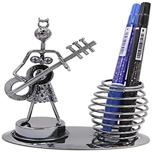 आयरन गर्ल संगीतकार पेन स्टैंड बजा रही हैं