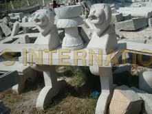 शेर के साथ गार्डन टेबल