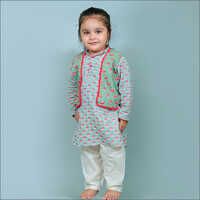 क्विक ड्राई बॉयज़ लोटस प्रिंट कुर्ता अटैच्ड पिन टक जैकेट के साथ