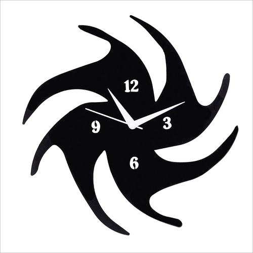 गोल काले रंग की लकड़ी की दीवार घड़ी