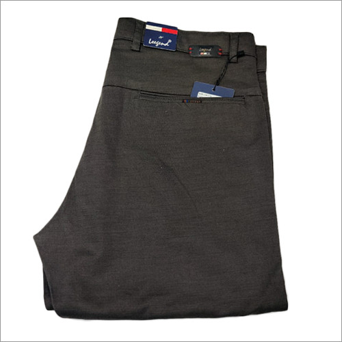 पुरुषों की बुनी हुई गहरे भूरे रंग की पैंट