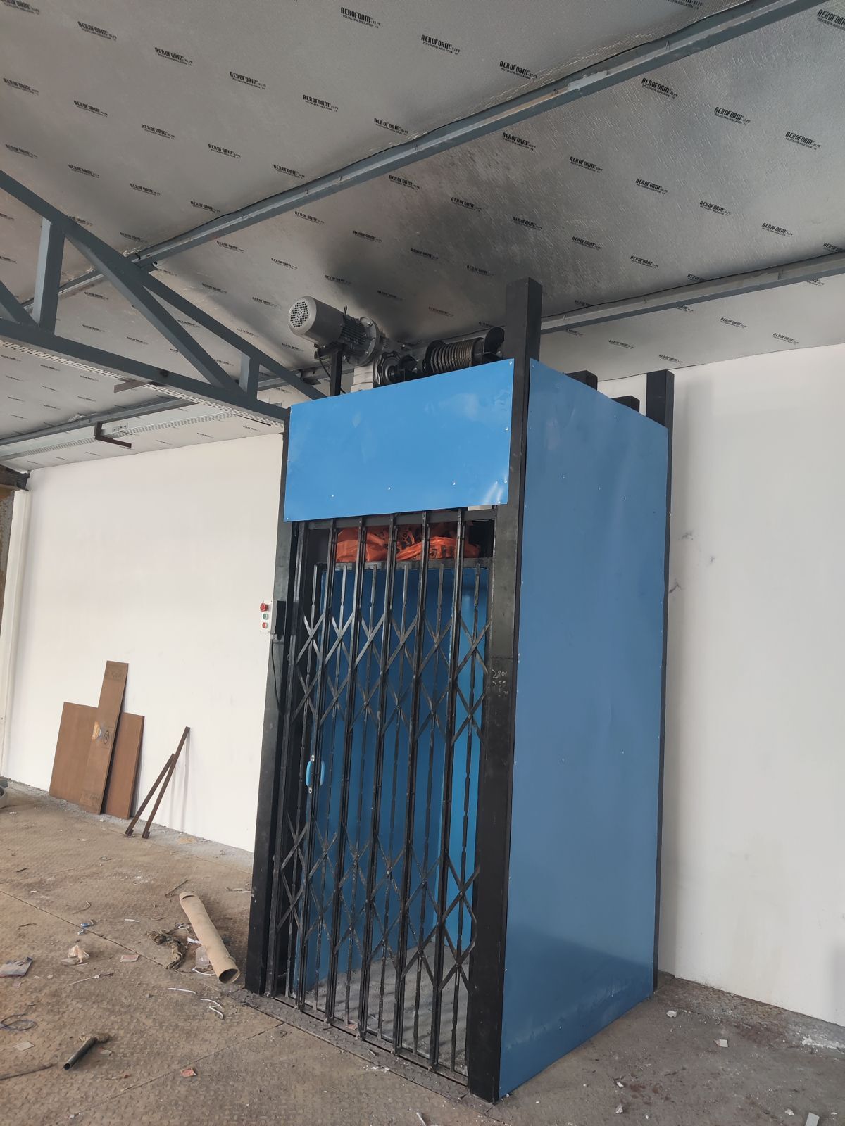 गैल्वेनाइज्ड स्टील क्रिशा इंजीनियरिंग कमर्शियल गुड्स लिफ्ट