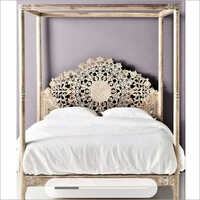 टिकाऊ लकड़ी की नक्काशीदार डबल बेड