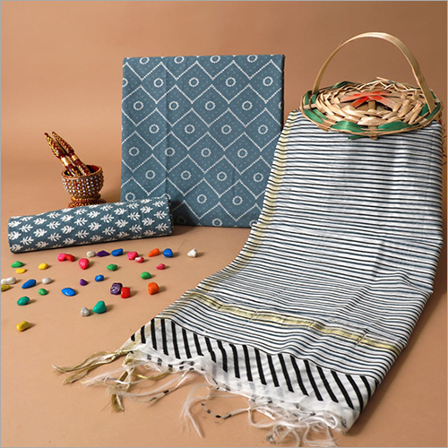 दुपट्टे के साथ भारतीय महिलाओं का डिज़ाइनर चंदेरी सूट