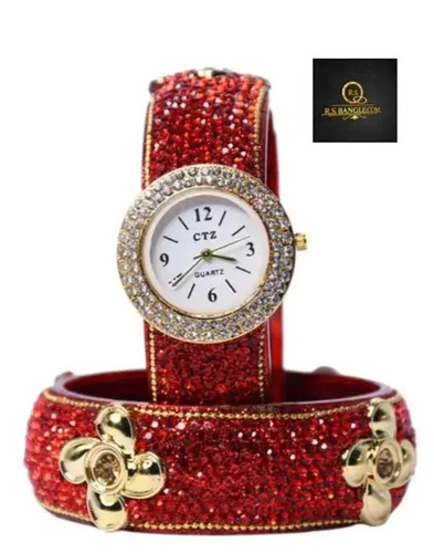 लाल ब्रेसलेट और चूड़ियाँ