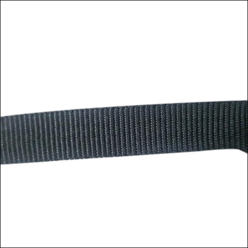 काला संकीर्ण बुना हुआ टेप