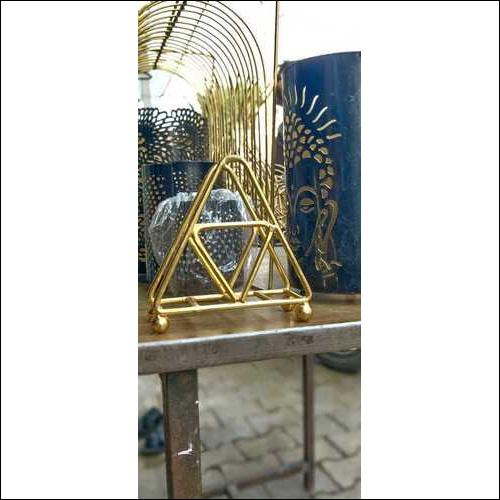 गोल्डन त्रिकोणीय आकार का टिशू होल्डर