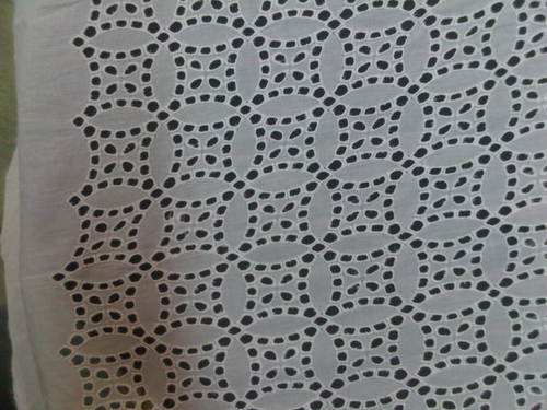 व्हाइट शिफली एम्ब्रॉयडरी लेस