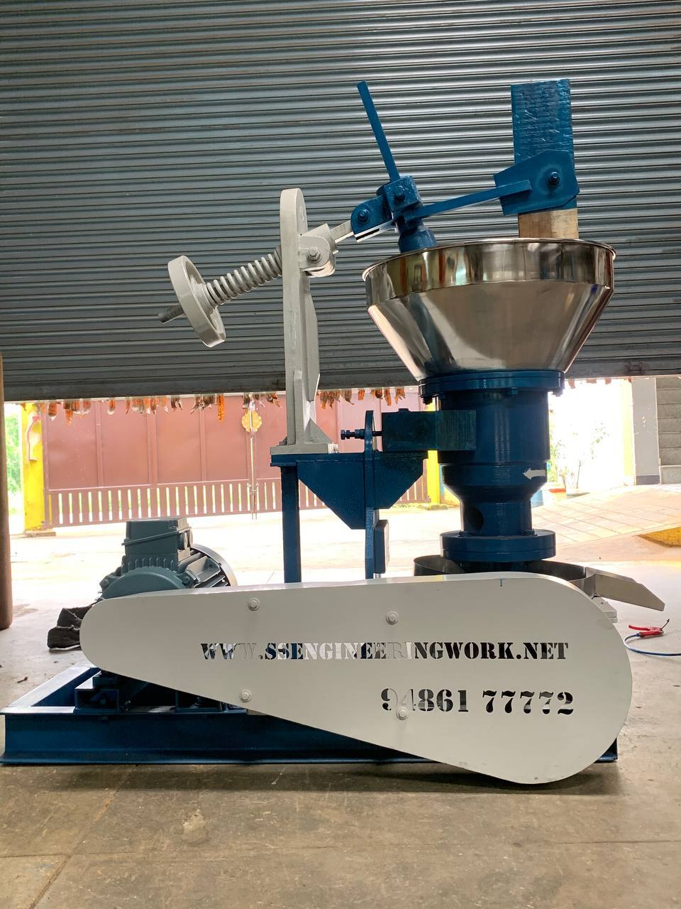 Semi-automatic Rotary ( Iron) Chekku Oil Extraction Machine 15 Kg With 7.5hp Motor(3 Phase)