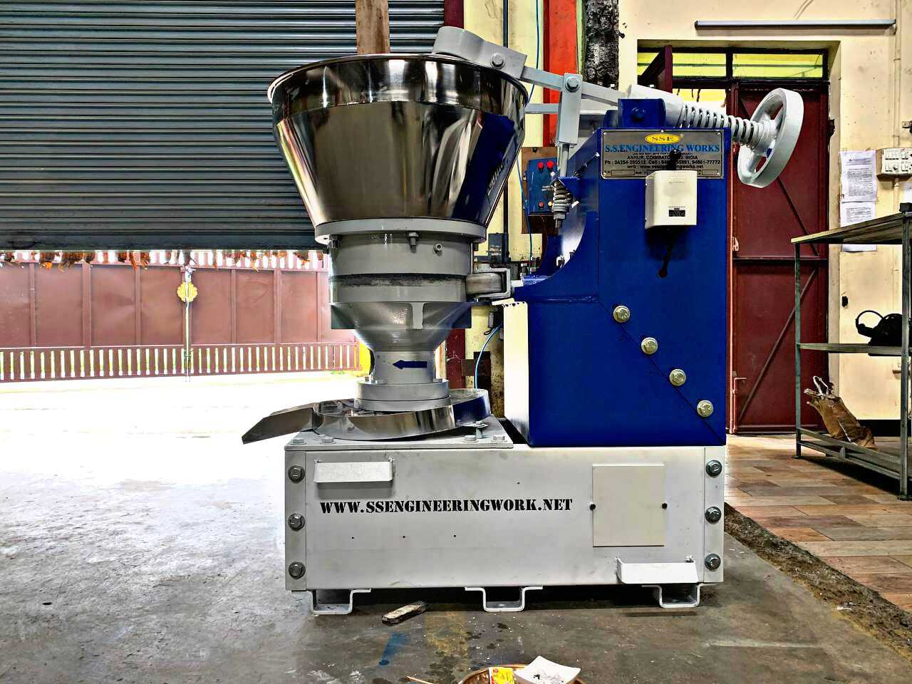 Semi-automatic Rotary ( Iron) Chekku Oil Extraction Machine 15 Kg With 7.5hp Motor(3 Phase)