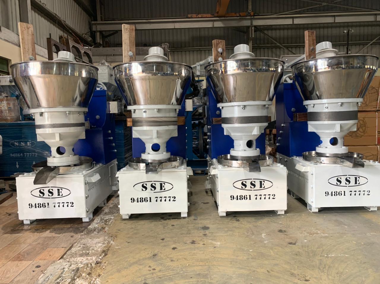 Groundnut Oil Extraction Machine - Steel Construction, 15-18 Kg/hour Capacity | Semi-automatic, Blue Color, Gear Box Driven