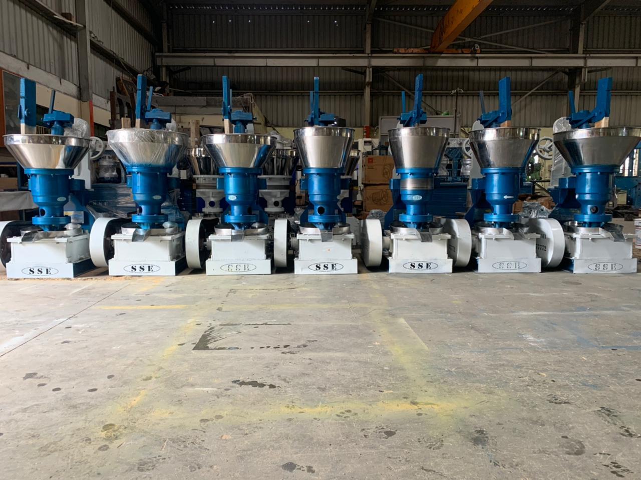 Groundnut Oil Extraction Machine - Steel Construction, 15-18 Kg/hour Capacity | Semi-automatic, Blue Color, Gear Box Driven